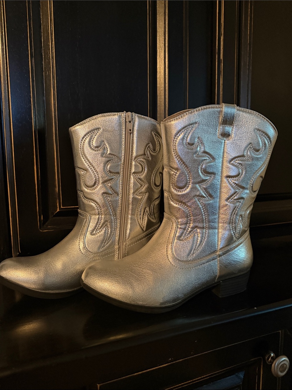 Girls metallic silver cowgirl boots ✨